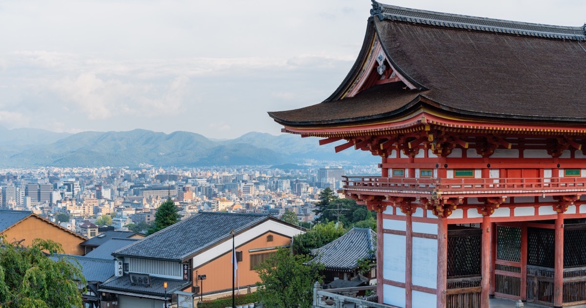 The city of Kyoto seen from the gate of Kiyomizu-dera