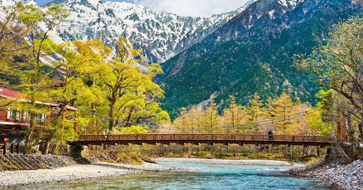 Kappa-bashi bridge and the Hotaka range at Kamikochi